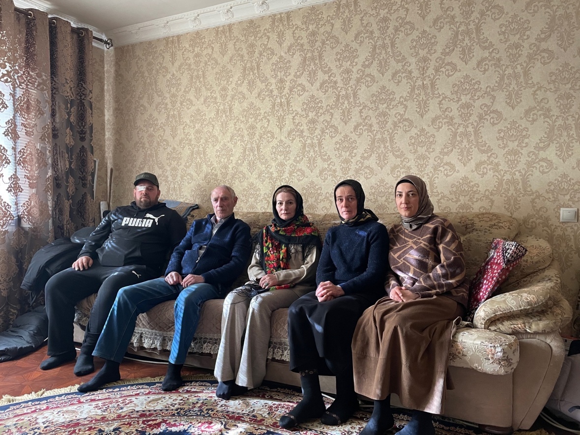 Представители администрации Чародинского района навестили мать погибшего в зоне СВО  Арсена Гаджиева